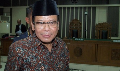 Terdakwa kasus suap pengurusan dana alokasi khusus Kab. Kebumen dan Kab. Purbalingga, Wakil Ketua DPR Taufik Kurniawan, berjalan meninggalkan ruang sidang usai menjalani sidang dengan agenda pembacaan vonis, di Pengadilan Tipikor Semarang, Jawa Tengah, Senin (15/7/2019).