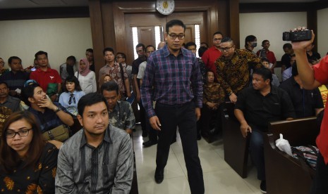 Terdakwa kasus suap pengurusan penundaan panggilan pemeriksaan terhadap Dahlan Iskan, AKBP Brotoseno, berjalan memasuki ruang sidang dengan agenda pembacaan vonis di Pengadilan Tipikor Jakarta, Rabu (14/6).