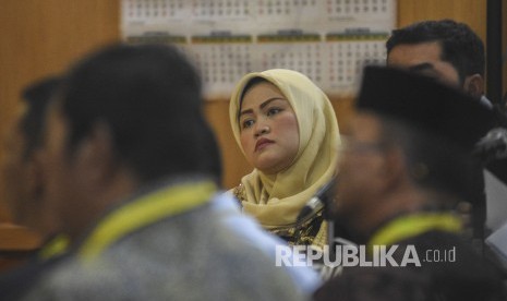 Terdakwa kasus suap perizinan proyek Meikarta, Neneng Hasanah Yasin (ketiga kiri) mendengarkan keterangan sejumlah saksi dalam sidang lanjutan di Pengadilan Tipikor Bandung, Kota Bandung, Senin (1/4).