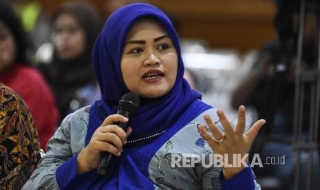 Terdakwa kasus suap perizinan proyek Meikarta, Neneng Hasanah Yasin menjawab pertanyaan Jaksa Penuntut Umum saat menjalani sidang lanjutan dengan agenda pemeriksaan terdakwa di Pengadilan Tipikor Bandung, Kota Bandung, Rabu (10/4).