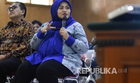 Terdakwa kasus suap perizinan proyek Meikarta, Neneng Hasanah Yasin menjawab pertanyaan Jaksa Penuntut Umum saat menjalani sidang lanjutan dengan agenda pemeriksaan terdakwa di Pengadilan Tipikor Bandung, Kota Bandung, Rabu (10/4).