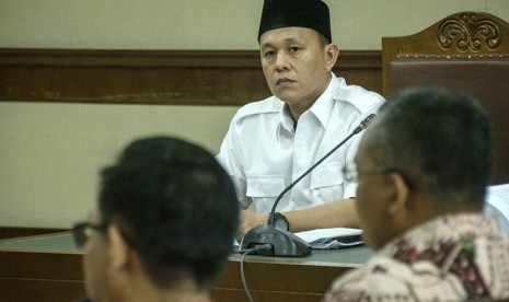 Terdakwa kasus suap Bupati nonaktif Lampung Tengah, Mustafa (tengah) 