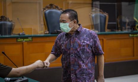 Terdakwa kasus surat jalan palsu Djoko Tjandra menyapa Jaksa Penuntut Umum (JPU) sebelum menjalani sidang pembacaan putusan di Pengadilan Negeri Jakarta Timur, Jakarta, Selasa (22/12/2020). Majelis Hakim menjatuhkan vonis dua tahun dan enam bulan penjara kepada Djoko Tjandra karena terbukti bersalah dalam kasus pemalsuan surat jalan, surat keterangan pemeriksaan COVID-19 dan surat rekomendasi kesehatan untuk dapat masuk ke Indonesia,