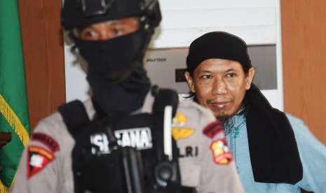 Terdakwa kasus terorisme Aman Abdurrahman (kanan) menjalani sidang pembacaan vonis di Pengadilan Negeri Jakarta Selatan, Jakarta, Jumat (22/6). 