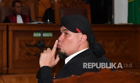 Terdakwa kasus ujaran kebencian Ahmad Dhani menjalani sidang putusan di Pengadilan Negeri Jakarta Selatan, Jakarta, Senin (28/1/2019). 