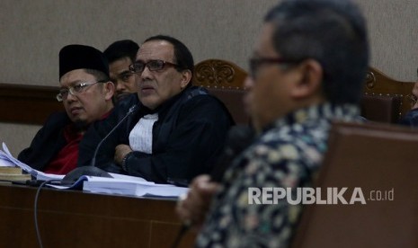 Terdakwa kasus ujaran kebencian Alfian Tanjung (kiri) mendengarkan kesaksian dari Sekretaris Jenderal Partai Demokrasi Indonesia Perjuangan Hasto Kristiyanto (kanan) saat menjalani sidang di Pengadilan Negeri Jakarta Pusat, Rabu (7/2). 