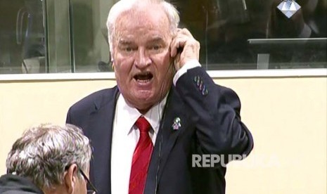 Terdakwa kejahatan perang Ratco Mladic mengekspresikan kemarahannya saat mendengar vonis yang dijatuhkan kepadanya di Pengadilan Kejahatan Perang, Hague, Belanda.