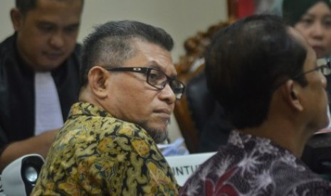 Terdakwa Ketua Komisi B DPRD Jawa Timur Moch. Basuki (tengah) saat menjalani sidang kasus korupsi dugaan suap DPRD Jatim di Pengadilan Tindak Pidana Korupsi (tipikor) Surabaya di Juanda, Sidoarjo, Jawa Timur, Senin (18/9). Moch Basuki bersama anggota DPRD Jawa Timur M. Kabil Mubarok, dan dua staf di DPRD Jatim, Rahman Agung dan Santoso menjadi terdakwa kasus suap terkait pelaksanaan tugas pengawasan dan pemantauan oleh DPRD Jawa Timur (Jatim) terhadap pelaksanaan Peraturan Daerah dan penggunaan anggaran di Provinsi Jatim tahun 2017.