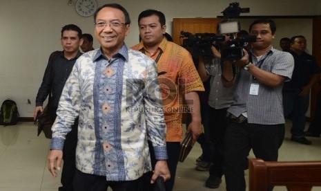  Terdakwa korupsi dan pemerasan di Kemenbudpar dan Kementerian ESDM, Jero Wacik memasuki ruang sidang untuk menjalani sidang lanjutan dengan agenda pembacaan putusan sela di Pengadilan Tipikor, Jakarta, Selasa (6/10).