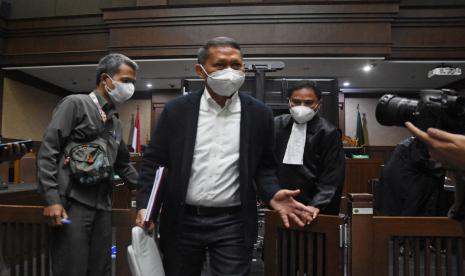 Terdakwa mantan Direktur Utama PT Pelindo II Richard Joost Lino berjalan meninggalkan ruangan usai sidang perdana di Pengadilan Tipikor, Jakarta, Senin (9/8/2021). Sidang perdana RJ Lino tersebut beragendakan pembacaan dakwaan terkait kasus dugaan korupsi pengadaan tiga unit Quay Container Crane (QCC) di PT Pelindo II pada tahun 2010. 