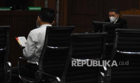 Terdakwa mantan Direktur Utama PT Pelindo II Richard Joost Lino (kanan) mendengarkan keterangan saksi ahli pada sidang lanjutan kasus korupsi pengadaan tiga unit Quay Container Crane (QCC) di PT Pelindo II pada tahun 2010, di Pengadilan Tipikor, Jakarta, Kamis (4/11/2021). Sidang beragenda mendengarkan keterangan dua saksi ahli yang dihadirkan pihak terdakwa. 