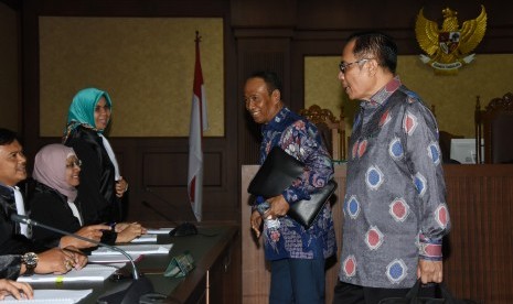 Terdakwa mantan Dirjen Kependudukan dan Pencatatan Sipil Kementerian Dalam Negeri, Irman (kanan) dan Direktur Pengelola Informasi Administrasi Kependudukan Dirjen Kependudukan dan Pencatatan Sipil Kementerian Dalam Negeri, Sugiharto (kedua kanan) menjalani