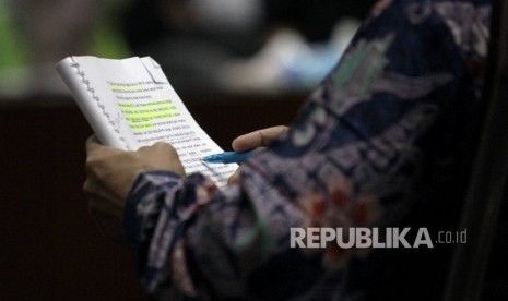 Terdakwa mantan Dirjen Kependudukan dan Pencatatan Sipil Kementerian Dalam Negeri, Irman dan Direktur Pengelolaan Informasi Administrasi Kependudukan Dirjen Kependudukan dan Pencatatan Sipil Kemendagri Sugiharto menjalani sidang perdana kasus dugaan Korups