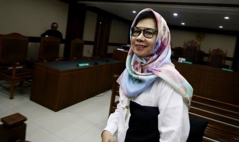 Terdakwa mantan Dirut PT Pertamina (Persero) Karen Agustiawan bersiap meninggalkan ruangan seusai menjalani sidang tuntutan kasus dugaan korupsi investasi perusahaan di Blok Basker Manta Gummy (BMG) Australia Tahun 2009 di Pengadilan Tipikor, Jakarta, Kamis (23/5/2019). 