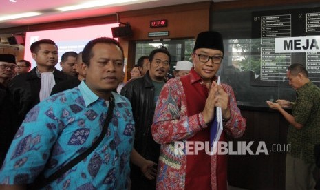 Terdakwa Mantan Menteri Pemuda dan Olahraga (Menpora) Imam Nahrawi (kanan) bersiap menjalani sidang pembacaan dakwaan di Pengadilan Tipikor, Jakarta, Jumat (14/2/2020).