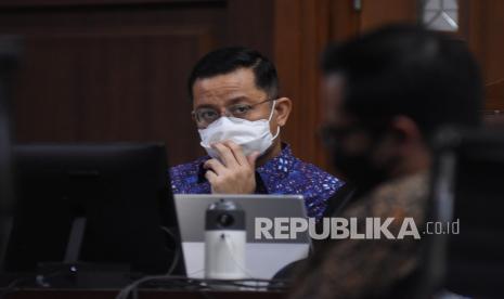 Terdakwa mantan menteri Sosial Juliari Batubara (kiri) mendengarkan keterangan saksi pada sidang lanjutan kasus korupsi Bantuan Sosial (Bansos) Covid-19 di Pengadilan Tipikor, Jakarta, Senin (21/6/2021). Sidang tersebut beragendakan mendengarkan keterangan empat saksi yang dihadirkan tim Jaksa Penuntut Umum (JPU) KPK salah satunya mantan Wakil Ketua Komisi VIII DPR Ihsan Yunus. 