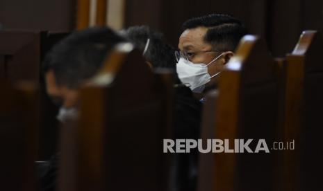 Terdakwa mantan Menteri Sosial Juliari Batubara mengikuti sidang lanjutan kasus korupsi Bantuan Sosial (Bansos) COVID-19 di Pengadilan Tipikor, Jakarta, Senin (21/6/2021). Sidang tersebut beragendakan mendengarkan keterangan empat saksi yang dihadirkan tim Jaksa Penuntut Umum (JPU) KPK salah satunya mantan Wakil Ketua Komisi VIII DPR Ihsan Yunus. 