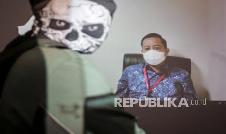 Terdakwa mantan Menteri Sosial Juliari Batubara menjalani sidang pembacaan tuntutan kasus korupsi Bantuan Sosial (Bansos) COVID-19 secara virtual di gedung KPK, Jakarta, Rabu (28/7/2021). Juliari Batubara dituntut 11 tahun penjara ditambah denda Rp500 juta subsider 6 bulan kurungan karena dinilai terbukti menerima suap Rp32,482 miliar dari 109 perusahaan penyedia bansos sembako COVID-19 di wilayah Jabodetabek. 