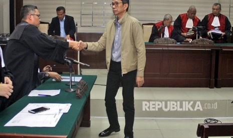 Terdakwa mantan Walikota Batu Eddy Rumpoko (kedua kiri) menjalani sidang putusan kasus Korupsi proyek di Batu di Pengadilan Tindak Pidana Korupsi (Tipikor) Surabaya di Juanda Sidoarjo, Jawa Timur, Jumat (27/4). 