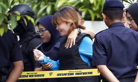 Terdakwa pembunuh Kim Jong-nam asal Vietnam Doan Thi Huong (tengah) setelah meninggalkan pengadilan di Sepang, Malaysia, 13 April 2017.