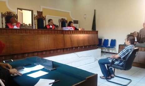 Terdakwa pemerkosaan anak di bawah umur, Sony Sandra (63 tahun) menjalani sidang vonis di PN Kota Kediri, Kamis (19/5)