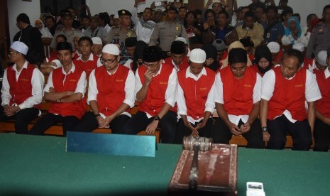 Terdakwa pemimpin Koperasi Simpan Pinjam (KSP) Pandawa Mandiri Group Salman Nuryanto (kedua kiri) bersama sejumlah leader, bersiap menjalani sidang dengan agenda pembacaan tuntutan di Pengadilan Negeri Kota Depok, Jawa Barat, Senin (13/11).