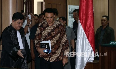  Terdakwa penistaan agama, Basuki Tjahaja Purnama menjalani sidang perdana di Pengadilan Negeri Jakarta Utara, Selasa, (13/12).