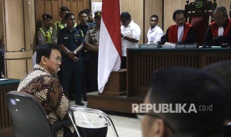 Terdakwa penistaan agama, Basuki Tjahaja Purnama menjalani sidang perdana di Pengadilan Negeri Jakarta Utara, Selasa, (13/12). 