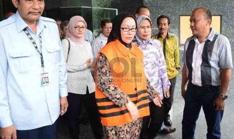 Terdakwa perkara dugaan korupsi terkait pengurusan perkara sengketa Pilkada Lebak di Mahkamah Konstitusi (MK), Ratu Atut Chosiyah berjalan meninggalkan Pengadilan Tipikor, Jakarta, Kamis (17/7).(Republika/Agung Supriyanto).