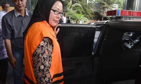 Terdakwa perkara dugaan korupsi terkait pengurusan perkara sengketa Pilkada Lebak di Mahkamah Konstitusi (MK), Ratu Atut Chosiyah berjalan meninggalkan Pengadilan Tipikor, Jakarta, Kamis (17/7).