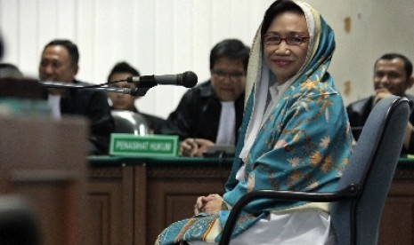 Terdakwa perkara kasus suap cek pelawat, Nunun Nurbaeti (kanan), saat sidang lanjutan dengan agenda pembacaan tuntutan di Pengadilan Tindak Pidana Korupsi (Tipikor), Jakarta, Senin (23/4). 