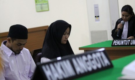 Terdakwa produsen vaksin palsu pasangan suami dan istri, Hidayat Taufiqurahman (kiri) dan Rita Agustina (tengah) menjalani sidang perdana dengan agenda pembacaan dakwaan di Pengadilan Negeri Bekasi, Kota Bekasi, Jawa Barat, Jumat (11/11). 