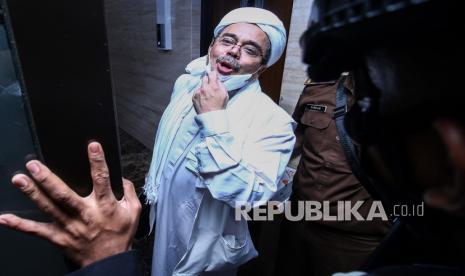 Terdakwa Rizieq Shihab memasuki gedung Bareskrim Polri usai menjalani sidang tuntutan di Jakarta, Kamis (3/6/2021). Pada sidang tersebut JPU menuntut Rizieq Shihab pidana penjara selama 6 tahun untuk kasus tes usap RS UMMI, Bogor.