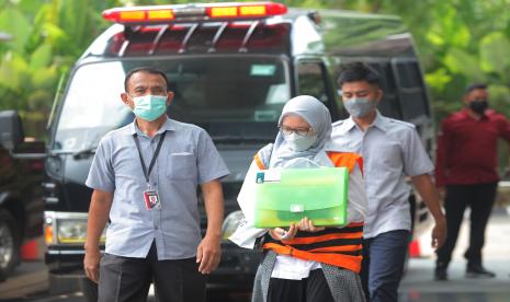 Terdakwa Siti Aisyah Tuti Handayani (tengah) tiba di Gedung Merah Putih KPK untuk menjalani sidang lanjutan secara virtual di Jakarta, Selasa (5/10/2021). Siti Aisyah yang juga merupakan mantan anggota DPRD Provinsi Jawa Barat itu menjalani sidang terkait kasus suap pengaturan proyek di lingkungan Pemerintah Kabupaten Indramayu tahun 2019.