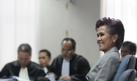 Terdakwa suap cek pelawat dalam pemilihan Deputi Gubernur Senior BI, Miranda Swaray Gultom, hadir saat mengikuti sidang lanjutan di Pengadilan Tipikor, Jakarta, Kamis (6/9).