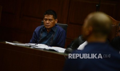   Terdakwa suap di Pengadilan Jakarta Utara, Rohadi mendengarkan keterangan Terpidana kasus pencabulan Saipul Jamil saat menjalani sidang dengan agenda mendengarkan keterangan saksi di Pengadilan Tindak Pidana Korupsi (Tipikor), Jakarta, Senin (3/10). 