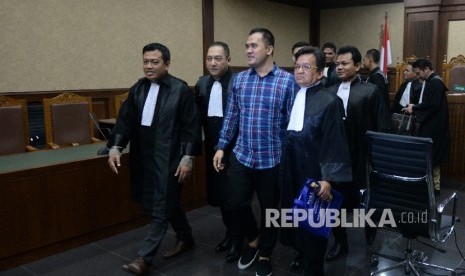 Terdakwa suap panitera Pengadilan Negeri Jakarta Utara, Saipul Jamil bersama penasihat hukum usai mengikuti sidang pembacaan putusan di Pengadilan Tipikor, Jakarta, Senin (31/7). 