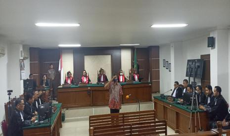 Terdakwa tunggal kasus pelanggaran HAM berat Paniai, Mayor Infantri Purnawirawan Isak Sattu saat divonis bebas dalam sidang di Pengadilan Negeri Makassar pada Kamis (8/12). 