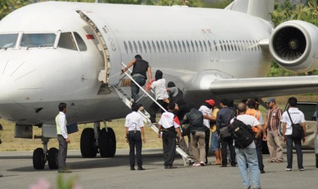 TERDUGA TERORIS. Petugas menaikkan sejumlah orang yang diduga sebagai terduga teroris ke dalam pesawat khusus di Bandara Mutiara Palu, Sulawesi Tengah, Rabu (31/10). 