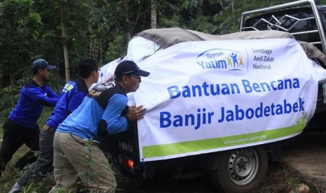 Terhambatnya tim dikarenakan adanya longsor susulan di kawasan Desa Cigedug, Bogor, sekitar 10 kilometer menuju lokasi di Kampung Girimulya, Desa Sukamulih, Kecamatan Sukayaja, Kabupeten Bogor, Senin (6/1).