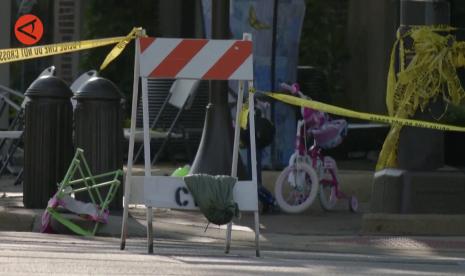 Terjadi aksi penembakan dari atap ke kerumunan orang yang menonton parade Hari kemerdekaan AS di dekat Chicago.