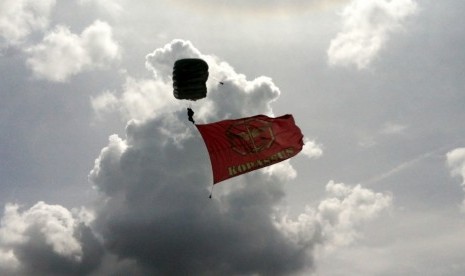 Terjun payung anggota kopassus