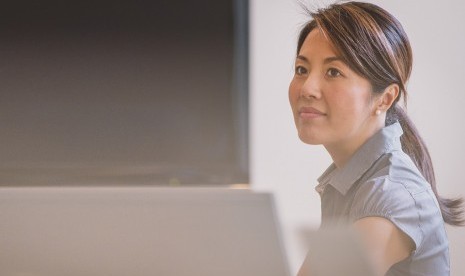 Terlalu lama duduk di kantor juga bisa buat Anda cepat gemuk.