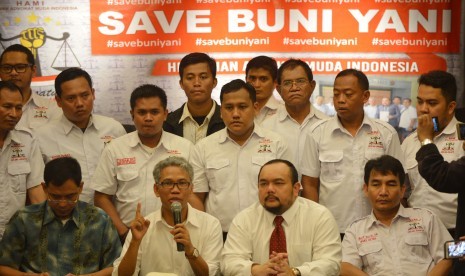 Terlapor kasus dugaan pengeditan video Ahok, Buni Yani (kedua kiri) memberikan keterangan dalam konferensi pers di Jakarta, Senin (7/11).