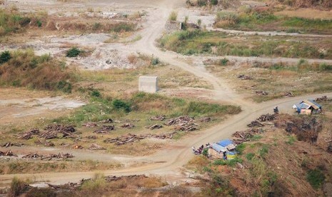 Terlihat kawasan waduk Jatigede, di Kabupaten Sumedang, Rabu (29/7). (foto : Septianjar Muharam)