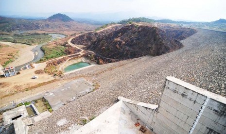  Terlihat kawasan waduk Jatigede, di Kabupaten Sumedang, Rabu (29/7).    (foto : Septianjar Muharam)