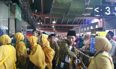 Terminal 2 Bandara Soekarno-Hatta disesaki pengantar jamaah umrah asal Kronjo, Kabupaten Tangerang, Banten.