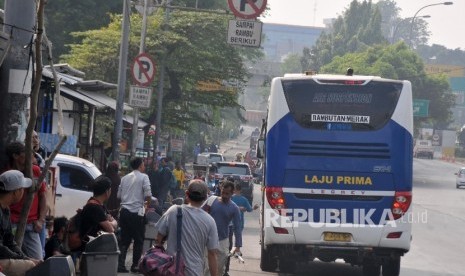 Terminal bayangan. Beroperasi di terminal bayangan, dua bus AKAP dihentikan operasionalnya oleh Dishub Jaktim.