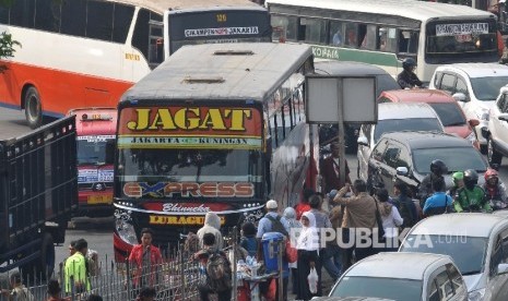 Terminal Bayangan Pasar Rebo : Sejumlah Bus Antar Kota Antar Provinsi (AKAP) mencari penumpang di terminal bayangan di Pasar Rebo, Jakarta, Selasa (19/9).