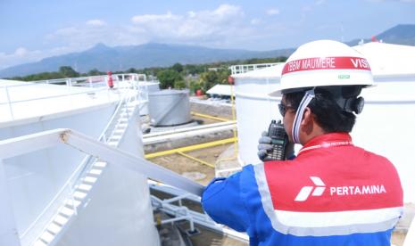 Terminal BBM milik Pertamina. Pertamina berencana mengembangkan energi nuklir.